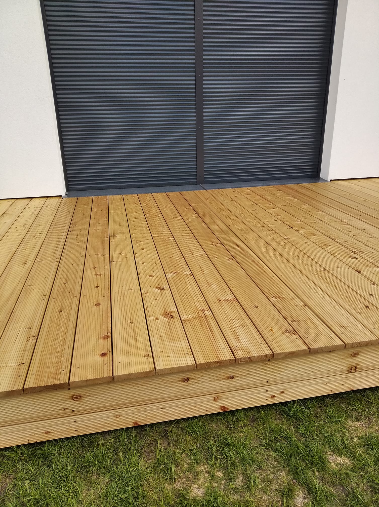 Taras jasny przy ścianie