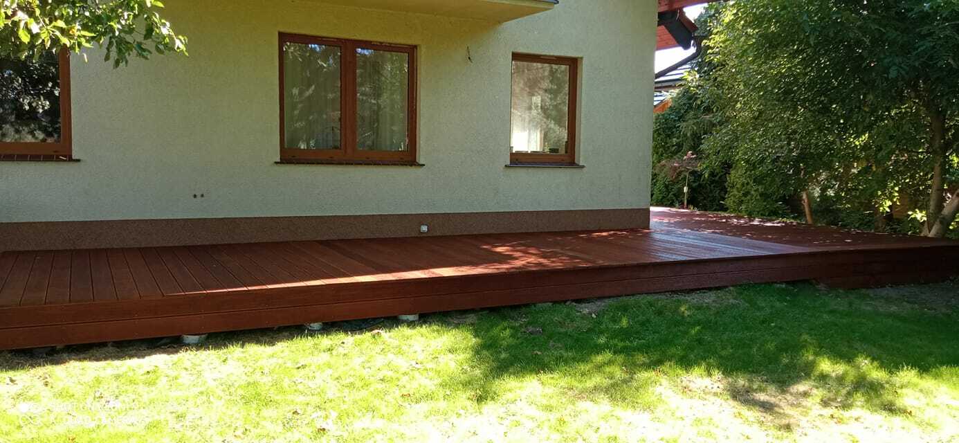 Taras drewniany przy domu